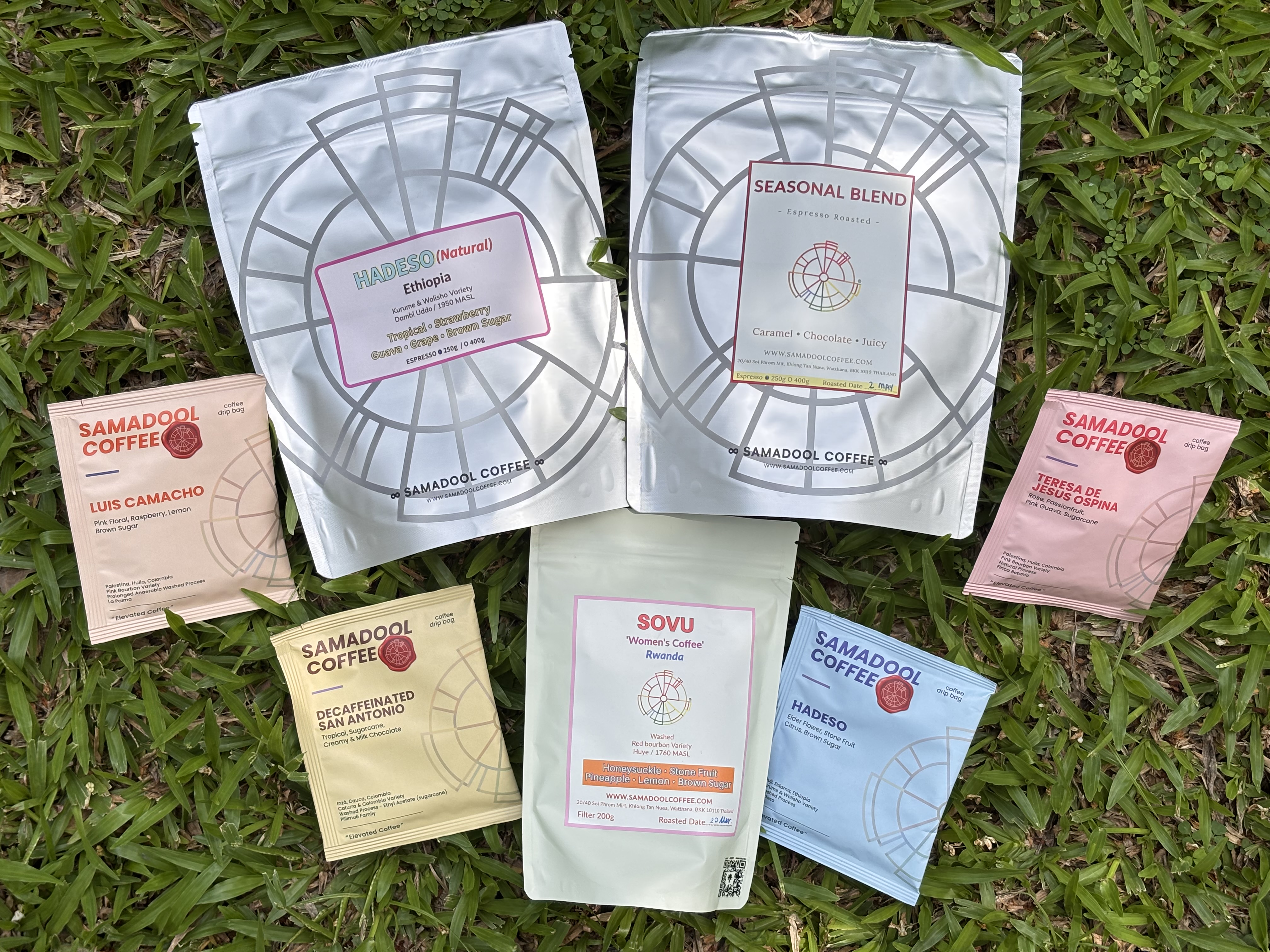 Samadool coffee bags laid out on the grass